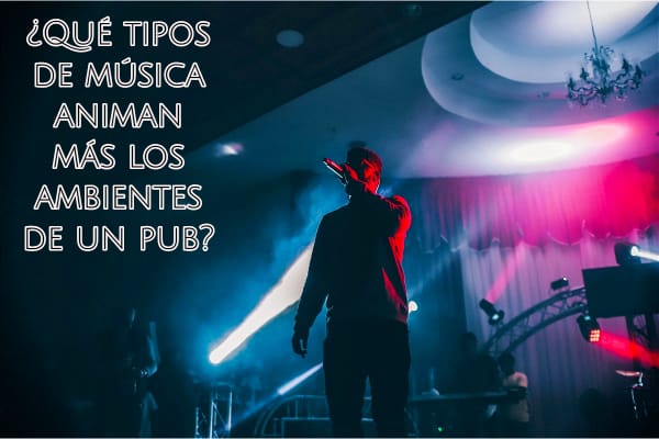 persona con microfono en mano cantando en un pub