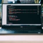 Código abierto en la pantalla de un portátil, ejemplo de obra con licencia copyleft