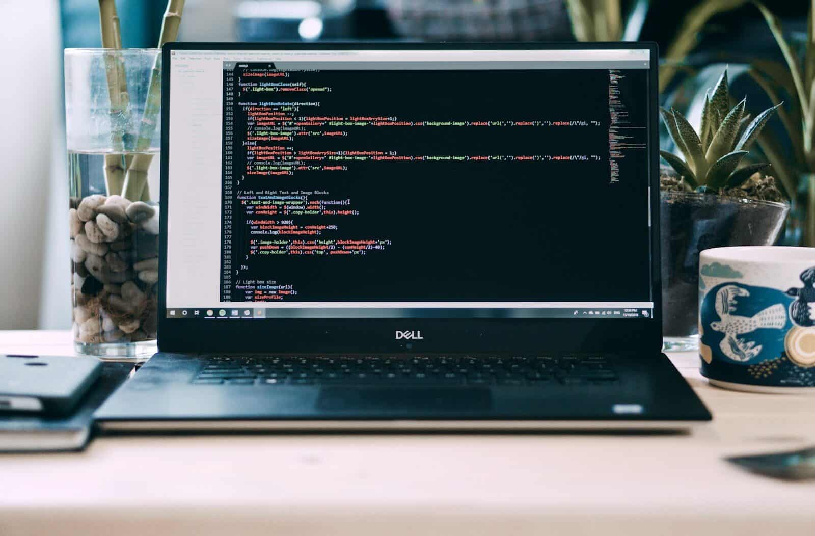 Código abierto en la pantalla de un portátil, ejemplo de obra con licencia copyleft