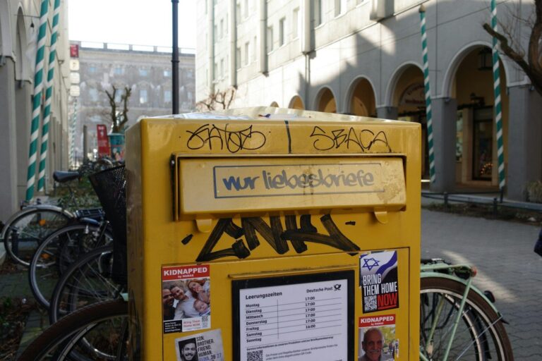 Buzón con cartas, imagen para escribir a Fundación Copyleft