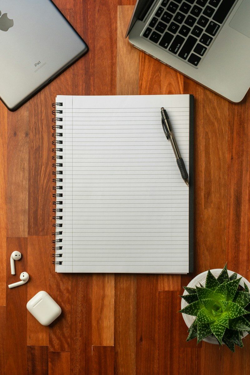 Cuadernos sobre una mesa de trabajo, el día a día de la redacción de Fundación Copyleft