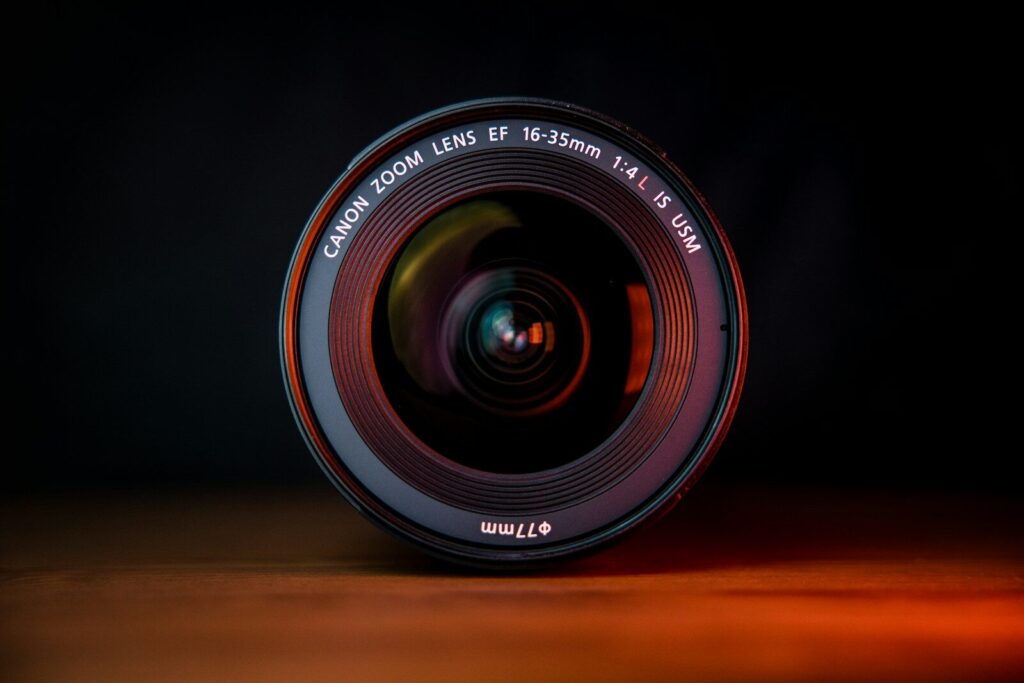 Objetivo de cámara fotográfica, obra creativa que se puede licenciar con Creative Commons