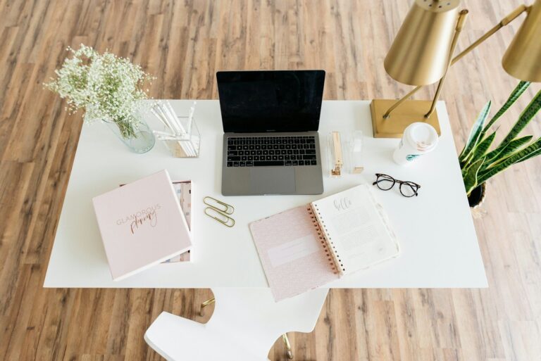 Escritorio con portátil y libreta donde se preparan las guías de Fundación Copyleft