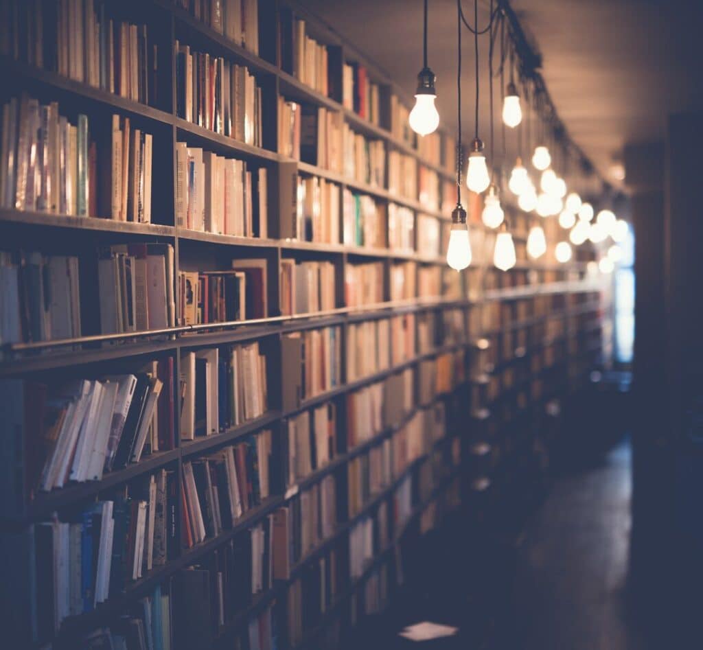 Biblioteca con estanterías de libros, símbolo del conocimiento que el copyleft mantiene libre